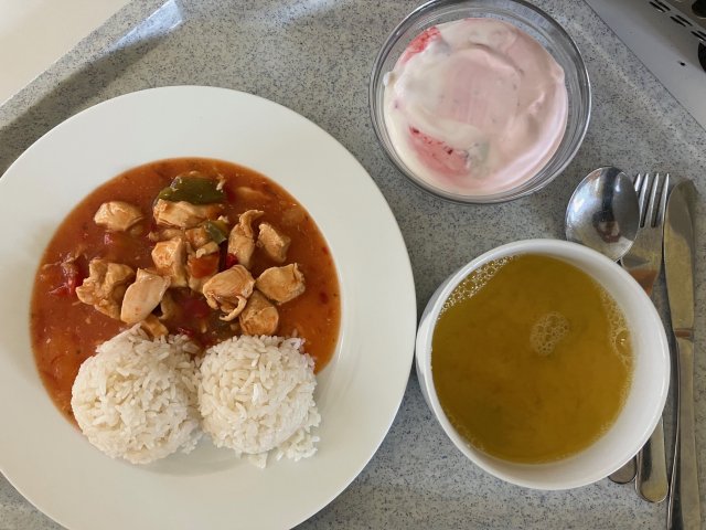 kukuřičná polévka s mrkví, kuřecí po srbsku s rýží