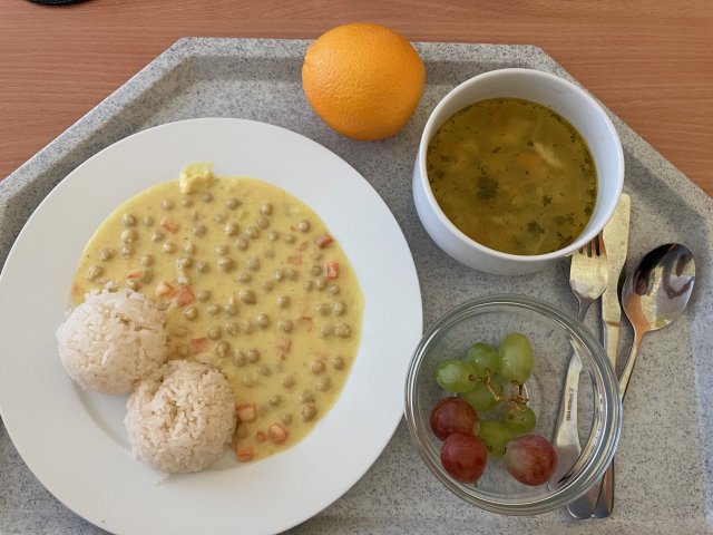 zeleninová polévka, cizrna na kari s rýží