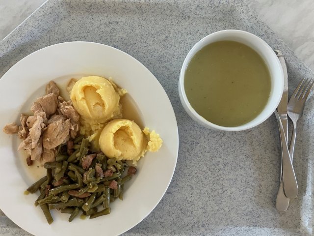 brokolicová polévka, kuřecí maso, dušené fazolky s bramborem