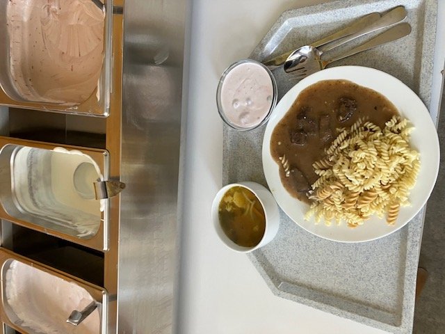 vývar s kapáním, hovězí guláš s těstovinami