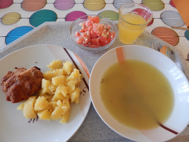 cuketová polévka, holandský řízek, brambory, rajčatový salát