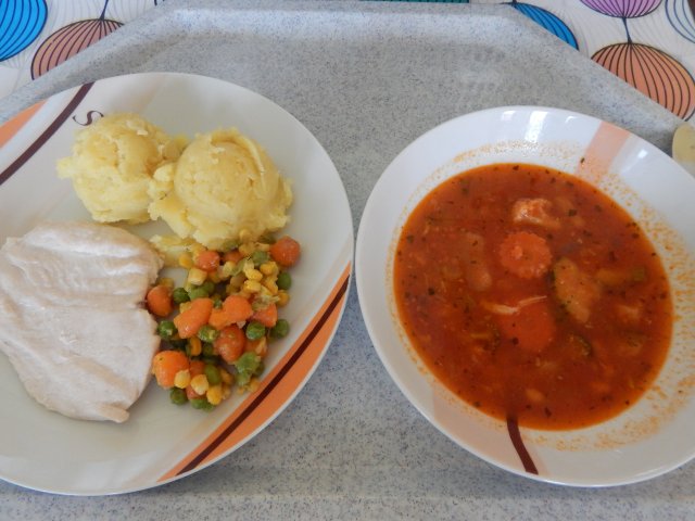 boršč, kuřecí přírodní plátek, brambor, dušená zelenina