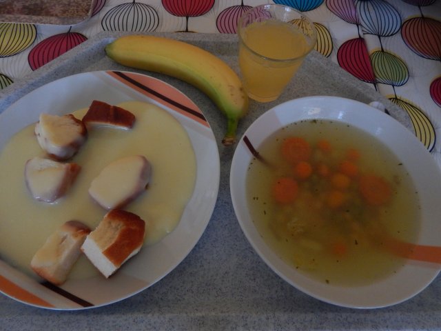 zeleninová polévka, buchtičky s vanilkovým krémem, ovoce