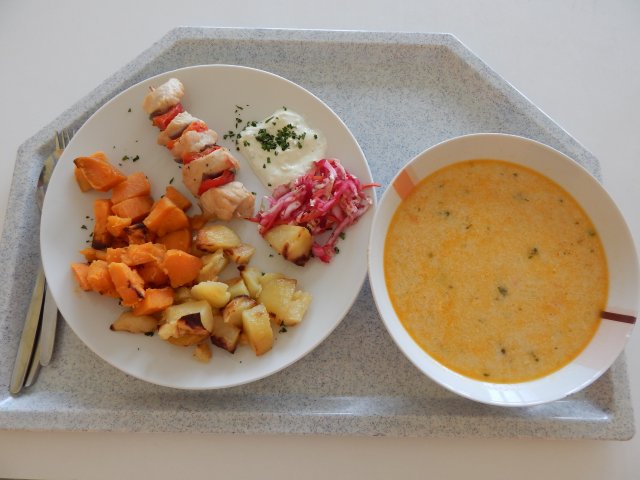 rybí polévka, krůtí špíz, opečené brambory, batáty, salát