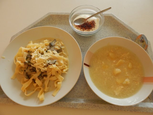 krkonošské kyselo, těstoviny se žampionovou omáčkou, pribináček