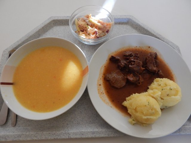 kukuřičná polévka s mrkví, srnčí guláš, šťouchaný brambor, salát