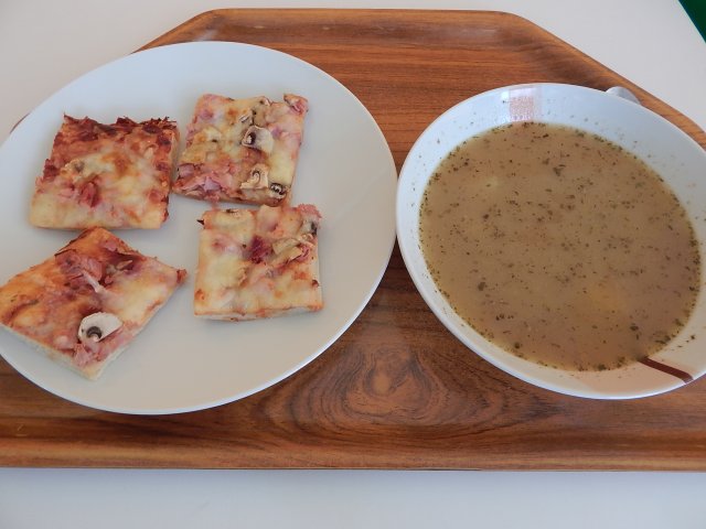 gulášová polévka, pizza