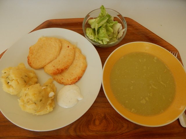 hráškový krém, sýrové placičky, brambor, salát, dresing