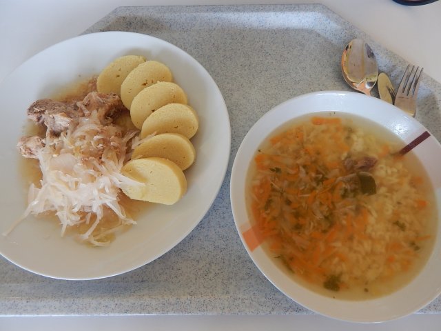 vývar s těstovinou, moravský vrabec, bramborový knedlík, zelí