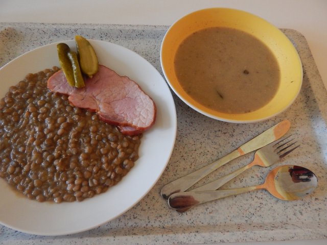 žampionový krém, čočka, uzené maso, kyselá okurka