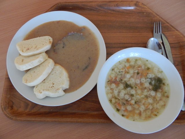 vývar s těstovinou, hovězí svíčková na smetaně, houskový knedlík