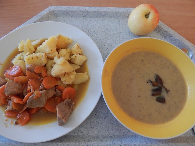 žampionový krém, vepřové kostky v mrkvi, brambor