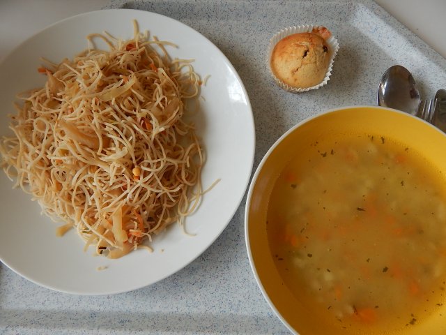 zeleninová polévka s jáhly, čínské nudle se zeleninou a vejcem