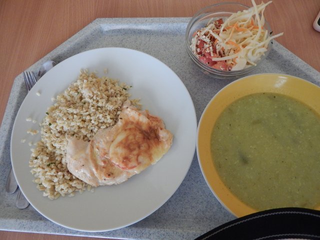 chřestová polévka, kuřecí plátek s rajčaty a mozzarelou, bulgur