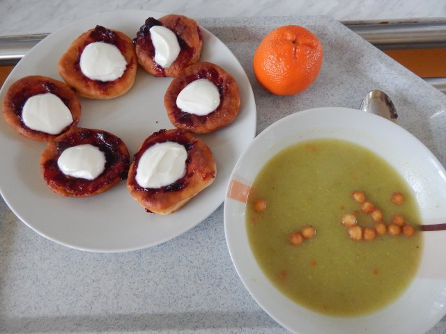 hráškový krém, bavorské vdolečky s tvarohem a marmeládou
