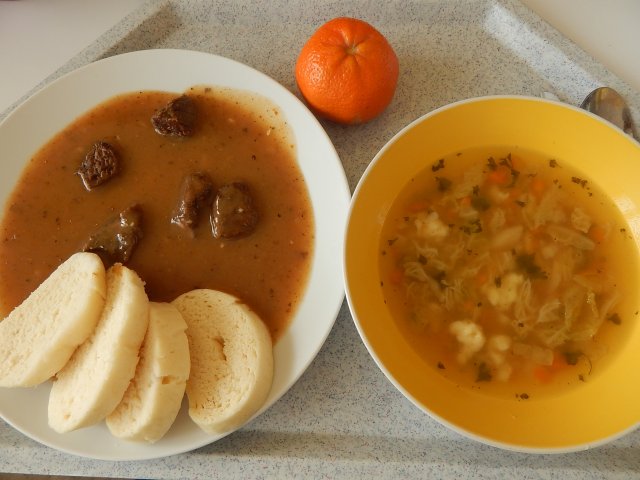 vývar se strouháním, hovězí guláš, houskový knedlík