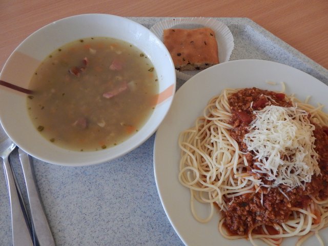 hrstková polévka, milánské špagety se sýrem