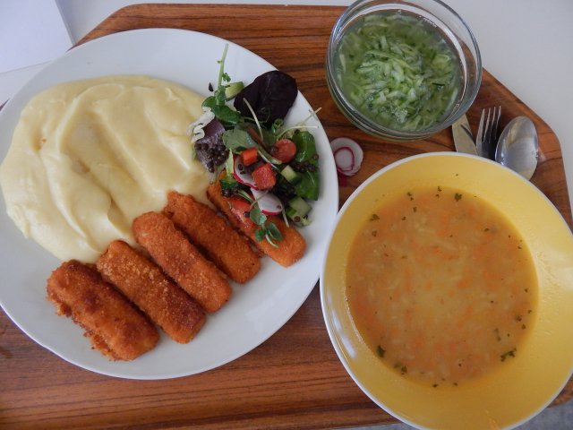 krupicová polévka s vejcem, rybí prsty, bramborová kaše