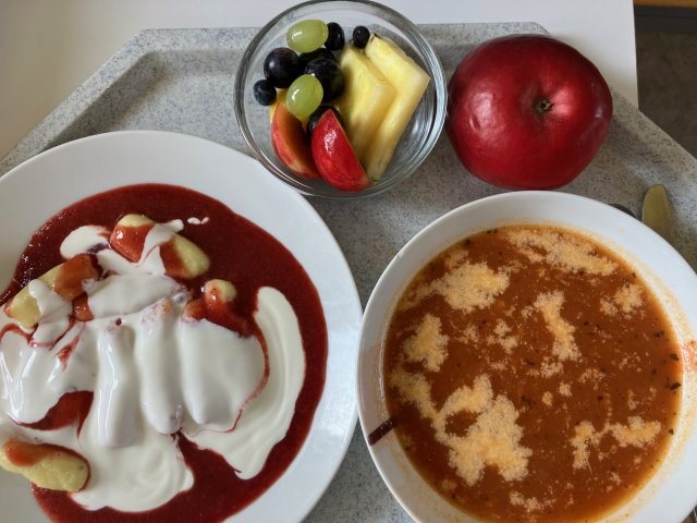 italská polévka, tvarohové knedlíky s ovocným přelivem