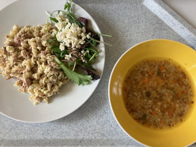 zeleninová polévka s pohankou, těstovinový salát s tuňákem