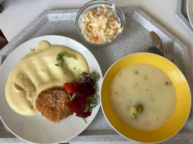 jarní zeleninová polévka, holandský řízek, bramborová kaše