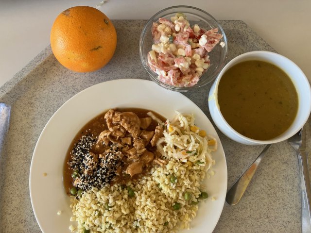 zeleninový krém, kuřecí maso v medové marinádě s bulgurem