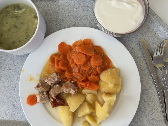 špenátová s vajíčkem, vepřové kostky s dušenou mrkví a bramborem