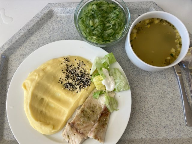 zeleninová polévka s bulgurem, okoun nilský s bramborovou kaší