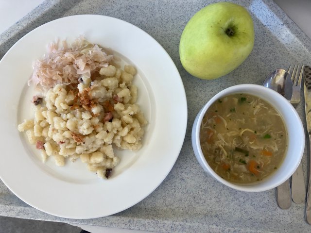 kmínová polévka s vejci, halušky se zelím