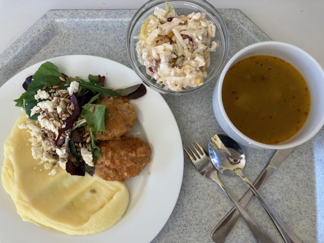 hrstková polévka, holandský řízek s bramborovou kaší