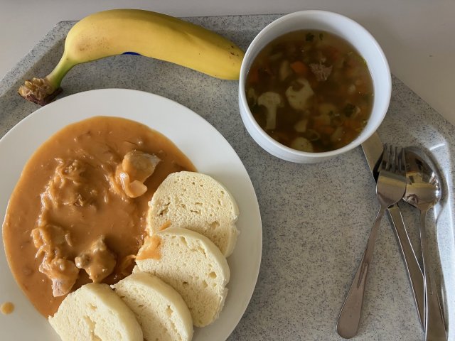 vývar, segedínský guláš s houskovými knedlíky