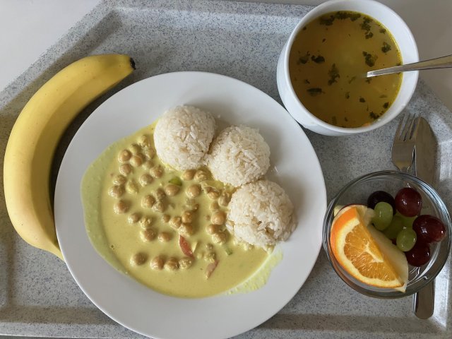 zeleninová s jáhly, cizrna na kari s rýží, chléb s tuňákovou pomazánkou