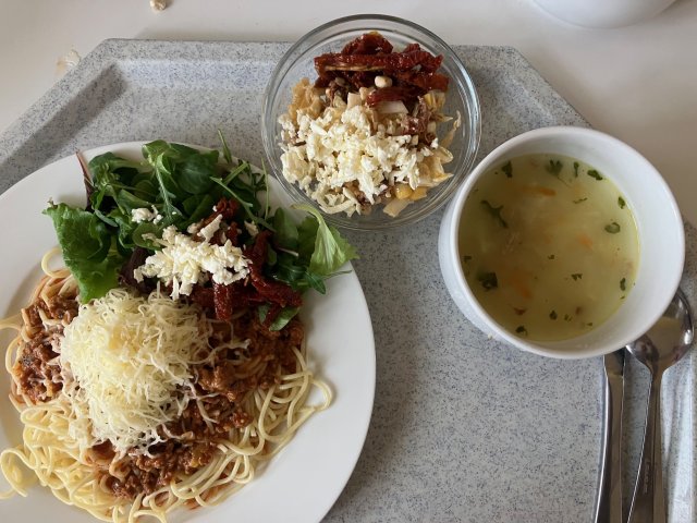 rybí polévka, milánské špagety se sýrem