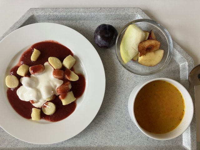 mrkvová polévka, tvarohové noky s jahodovým přelivem a zakysanou smetanou