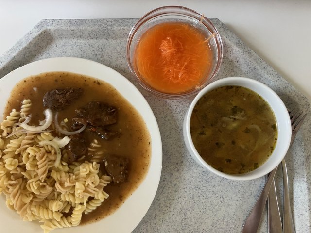 vývar s vaječným strouháním, hovězí guláš s těstovinami