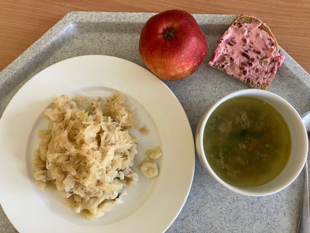 kmínová polévka s vejci, halušky se zelím