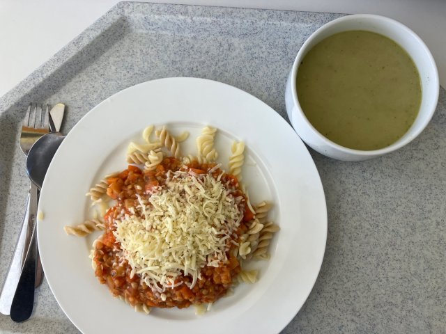 brokolicová polévka, boloňské ragú s červenou čočkou, těstoviny