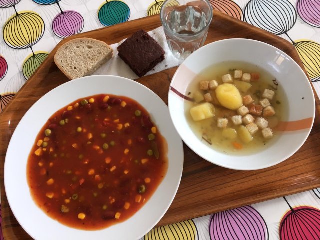 česnečka s krutony, baskidské fazole, pečivo, moučník