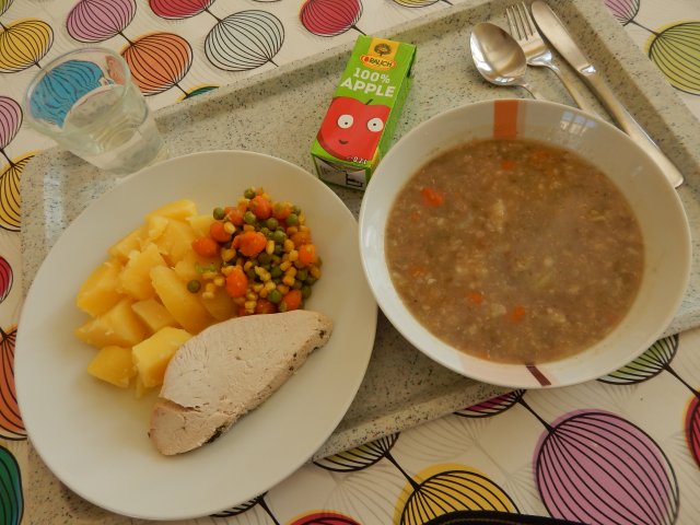 hrstková polévka, krůtí na bylinkách, dušená zelenina, brambory