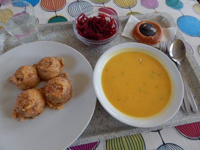 dýňová polévka, srbské rizoto s vepřovým masem a sýrem, červená řepa