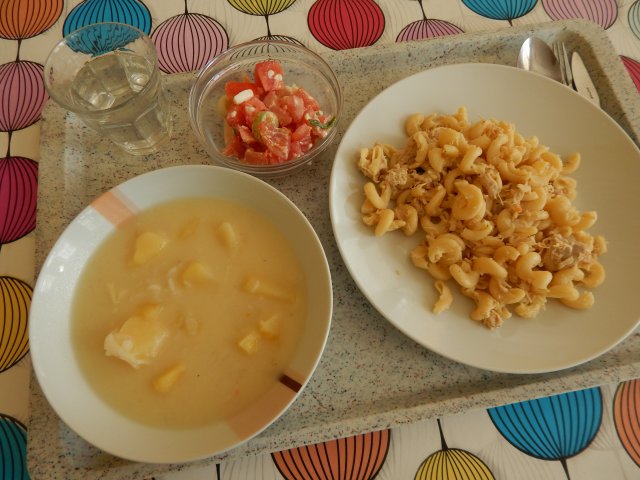 krkonošské kyselo, těstoviny s masem, zeleninový salát