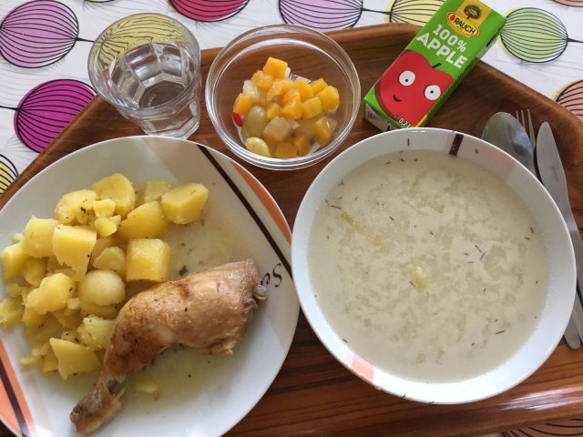 kulajda, pečené kuře, brambory, kompot