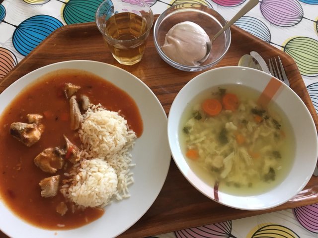 zeleninová polévka, vepřové po srbsku, rýže, tvaroh