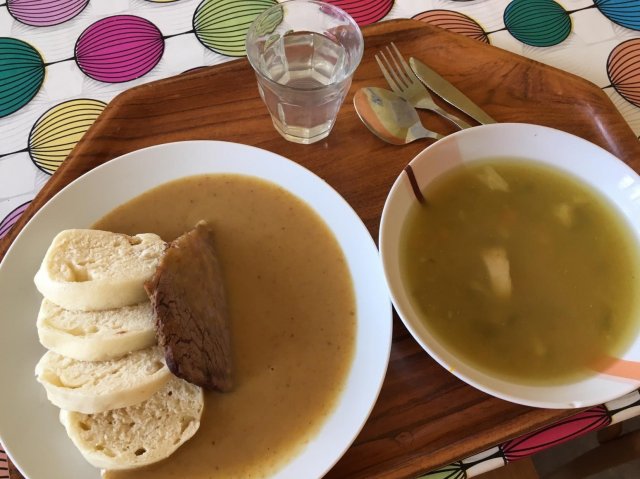 vývar s rýží, svíčková na smetaně, celozrnný knedlík