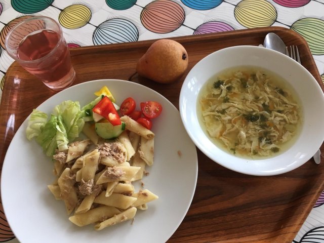 kmínová polévka, těstovinový salát s tuňákem a zeleninou, hruška