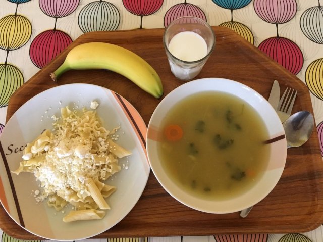 zeleninová s pepitky, nudle s tvarohem, mléko, banán