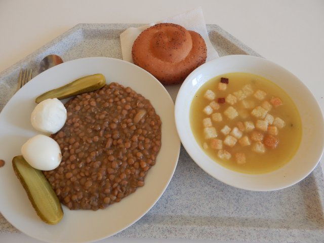 zeleninový vývar s krutony, čočka, vejce, kyselá okurka