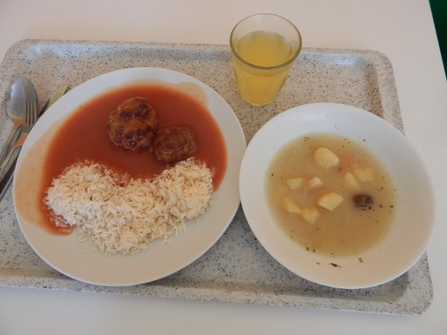 bramborová s houbami, rajská omáčka, čufty, rýže