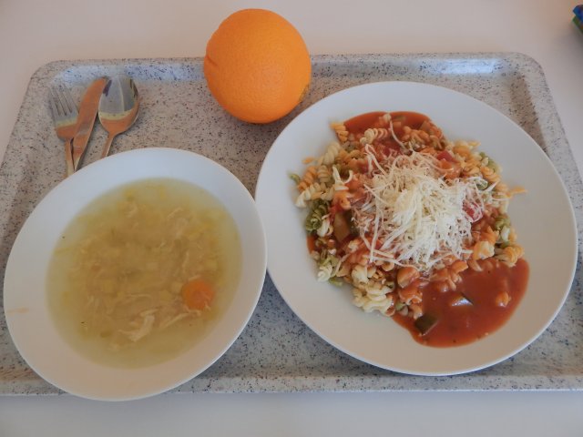 pórková, milánské těstoviny s cuketou a sýrem, ovoce