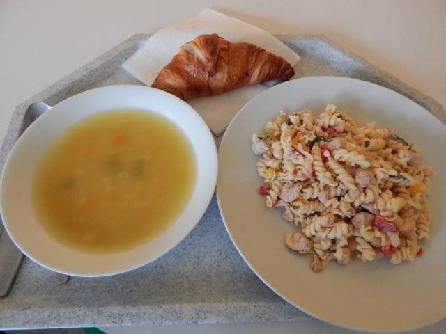 polévka z vaječné jíšky, těstovinový salát s kuřecím masem, croasants